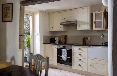 Bibury House | The Green Hideaway, Bibury. 5 min walk to Arlington Row. Calm Cotswold retreat.