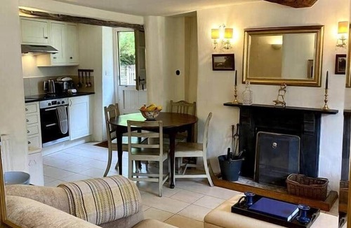 Bibury House | The Green Hideaway, Bibury. 5 min walk to Arlington Row. Calm Cotswold retreat.