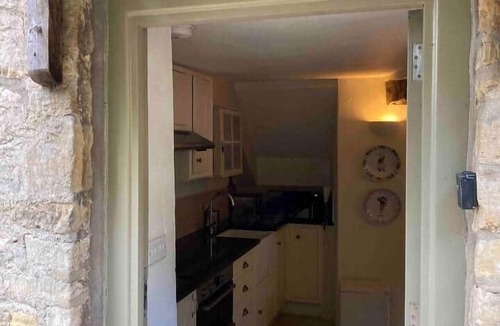 Bibury House | The Green Hideaway, Bibury. 5 min walk to Arlington Row. Calm Cotswold retreat.