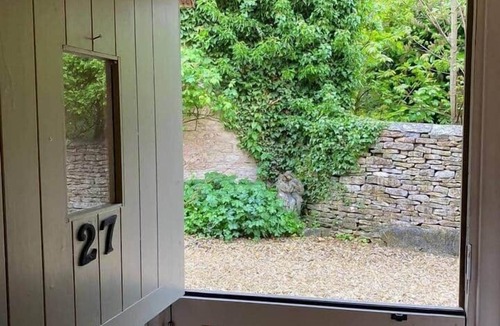 Bibury House | The Green Hideaway, Bibury. 5 min walk to Arlington Row. Calm Cotswold retreat.