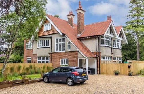 Corfe Castle Apartment | The Hideout - 20-Minute Walk to Bournemouth Gardens