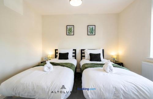 Mangotsfield House | The Jungle Comfy & Spacious 3BR by AltoLuxo Short Lets & Serviced Accommodation With Free WiFi & Parking