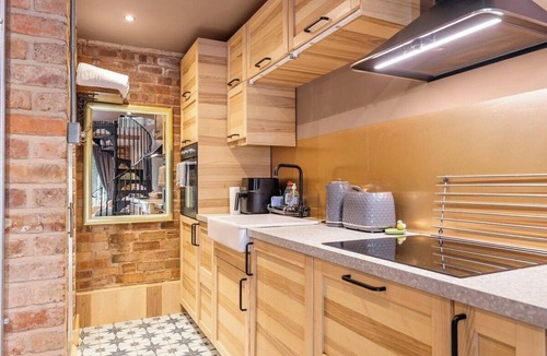 Nottingham House | The Old Coach Keeper's House -Sleeps 11 with Sauna