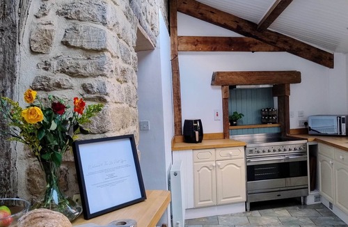 North Perrott House | The Old Post Office – Luxury 3-Bed Holiday Home