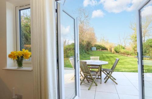 Melbury Osmond House | The Pebble