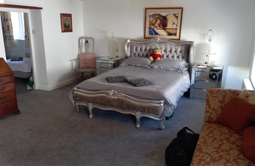 Dorchester House | The Post Office, 6 beds, Bar, Library, Pool Table, Stream, Large Garden
