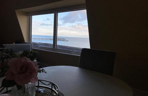 Deal Apartment | The Sky Lounge