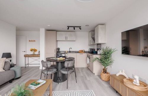 Poole Apartment | The Sloop - Restaurants & Poole Park close by with balcony