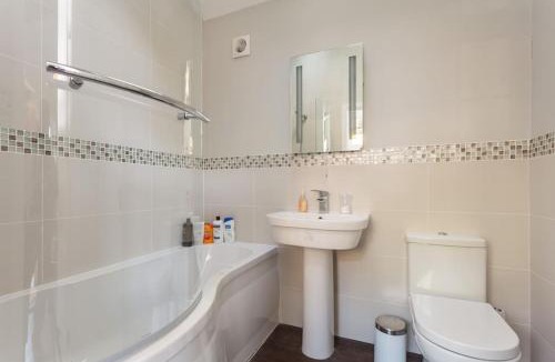 Sway House | The Stables - 2 bed with large garden and hot tub.