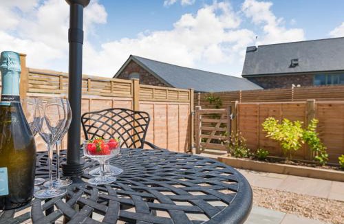 Llanvair Kilgeddin House | The Stables - Cottage