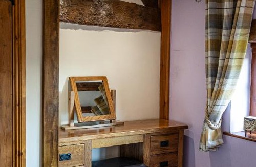 Sedgeberrow House | The Threshing Barn - Stunning 5 Bedroom Retreat