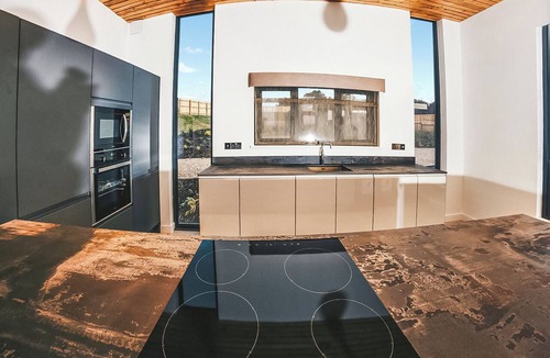 Newark upon Trent Ski Chalet | Three bed lodge with two king-size beds and one twin (king by arrangement).