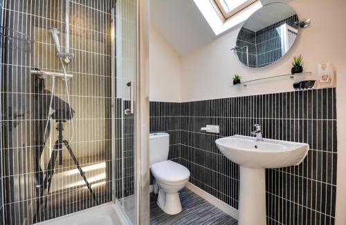 Runcorn House | Three Bedroom House in Runcorn Close To The Lake with Free Parking