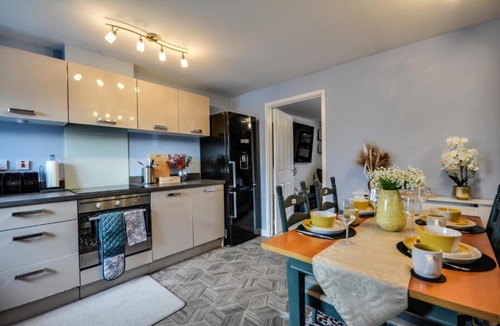 Runcorn House | Three Bedroom House in Runcorn Close To The Lake with Free Parking