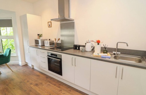 Peterborough Cottage | THREE, romantic in Peterborough