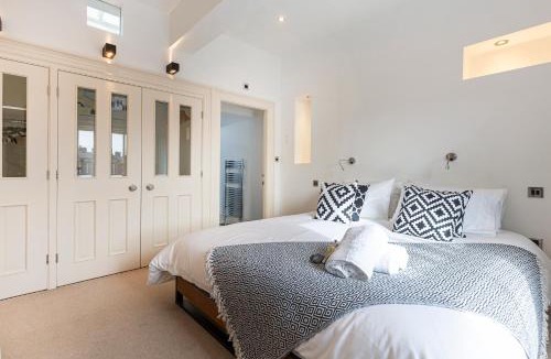 Middlestown House | Thrushley Cottage - sleeps 7 - with roof terrace