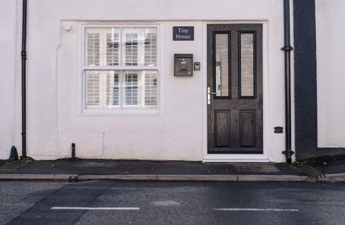 Somerton House | Tiny House, Stunning 1 Bed, Super King, Freestanding Bath, Parking