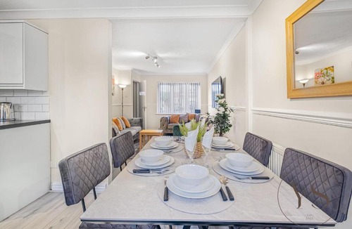Tipton Hotel | Tipton 3BR Home – Netflix Wi-Fi Driveway