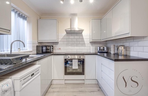 Tipton Hotel | Tipton 3BR Home – Netflix Wi-Fi Driveway