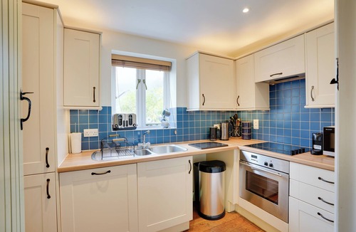 Cirencester Cottage | Toad Hall: Pet-Friendly Family Stay, Lake Access