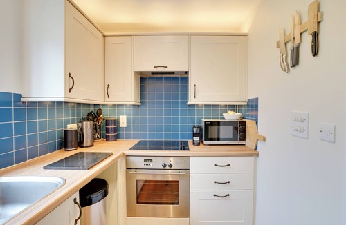 Cirencester Cottage | Toad Hall: Pet-Friendly Family Stay, Lake Access