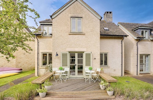 Cirencester Cottage | Toad Hall: Pet-Friendly Family Stay, Lake Access