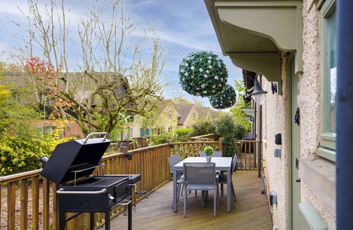 Cirencester Cottage | Toad Hall: Pet-Friendly Family Stay, Lake Access