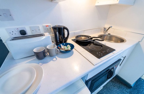 Selly Oak Apartment | Top floor studio close to QE