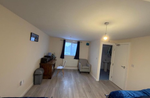 Aylesbury Apartment | Town Centre Studio with Ensuite
