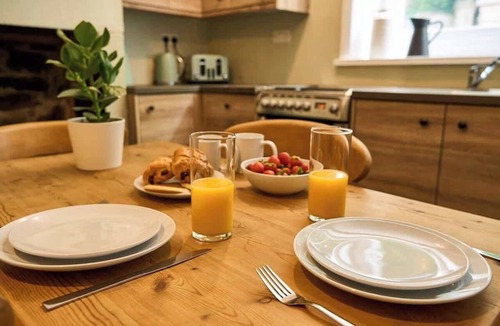 Wadsworth House | Traditional 3BR Home, 5-Min Walk to Hebden Centre