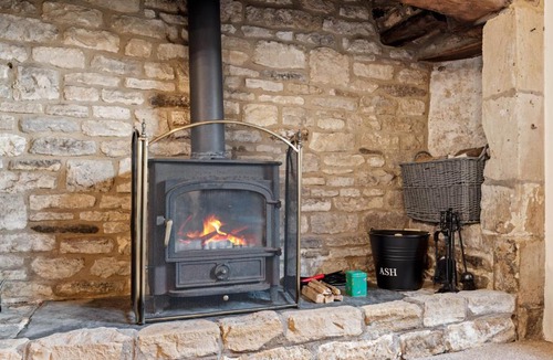 Cutsdean House | Traditional Cotswold escape with garden and fireplace