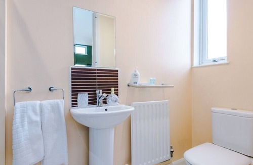 Manchester House | Tranquil 3 Bedroom Manchester Retreat With Parking