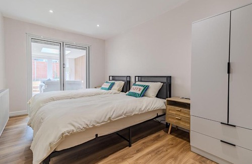 Shepshed House | Tranquil Loughborough Bungalow Retreat Sleeps 6