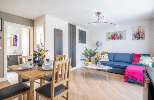 Girton Apartment | Trinity- New Modern Apartment with FREE on road parking