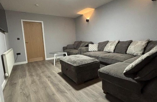 North Wheatley Apartment | Trinity Place Contractors & Families Sleeps 9