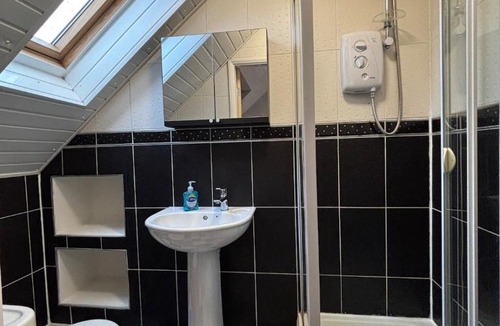 North Wheatley Apartment | Trinity Place Contractors & Families Sleeps 9