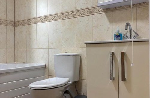 North Wheatley Apartment | Trinity Place Contractors & Families Sleeps 9