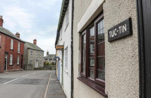Clun House | Tuc - Tin