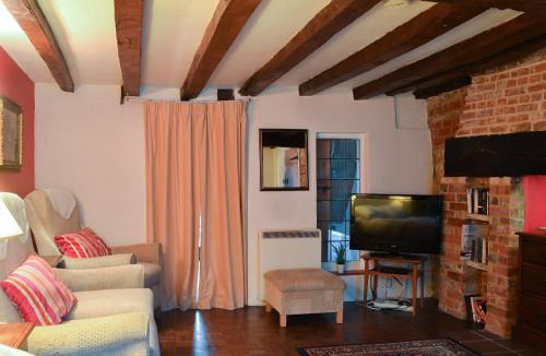 Romsey House | Tudor Cottage Studio