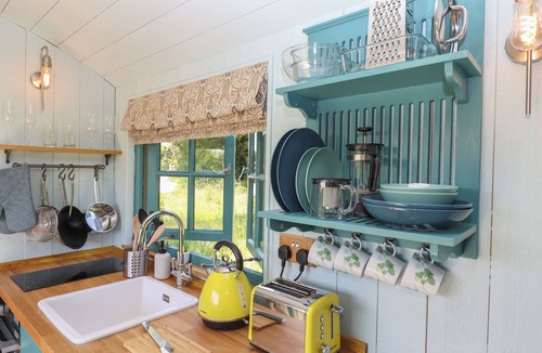Hittisleigh Cottage | TWO MOORS SHEPHERDS HUT, pet friendly, with hot tub in Hittisleigh