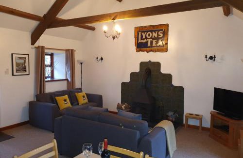 Llangybi House | Ty Barcud