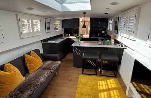 Severn Stoke Cabin | Unique 2 Bed Waterside Retreat, Pet Friendly