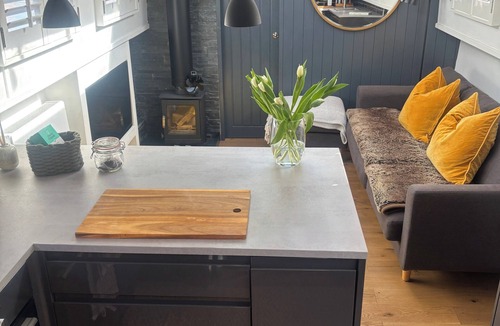 Severn Stoke Cabin | Unique 2 Bed Waterside Retreat, Pet Friendly