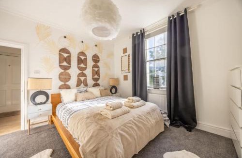 Gloucester Apartment | Unique By Monique Docks Doorstep Sleeps 3