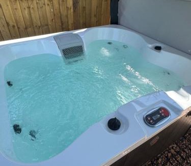 Longtown Apartment | unique sheperds hut private hot tub, ensuite & kitchenette