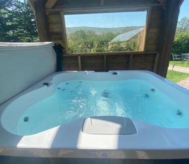 Longtown Apartment | unique sheperds hut private hot tub, ensuite & kitchenette