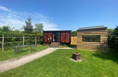Longtown Apartment | unique sheperds hut private hot tub, ensuite & kitchenette