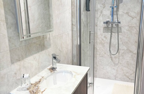 Bray on Thames Hotel | Uno Thames Hotel -Reopened Brand New Again -FREE PARKING