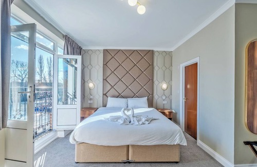 Bray on Thames Hotel | Uno Thames Hotel -Reopened Brand New Again -FREE PARKING