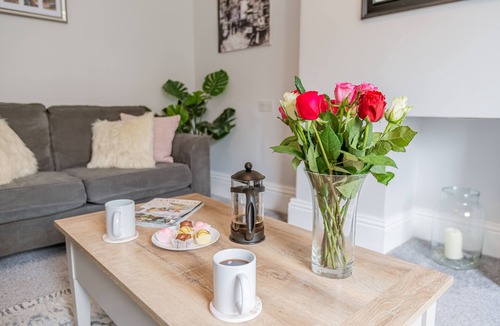 Harrogate City Centre Apartment | Upper Swan View Harrogate - great location. Sleeps 3. Dog Friendly. Free Parking